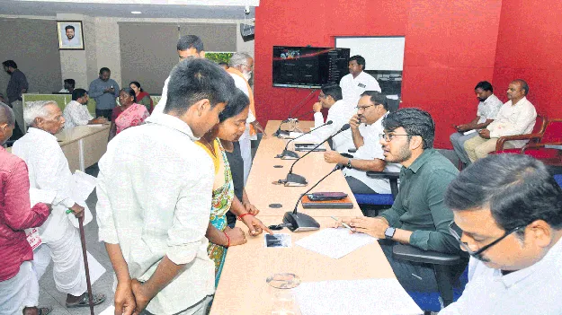 ఫిర్యాదులు సత్వరమే పరిష్కరించాలి