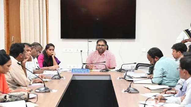 ఇందిరమ్మ ఇళ్ల నిర్మాణాల్లో వేగం పెంచాలి