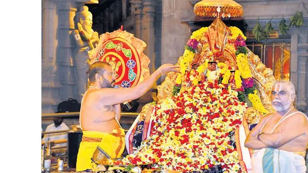యాదగిరీశుడికి లక్ష పుష్పార్చన