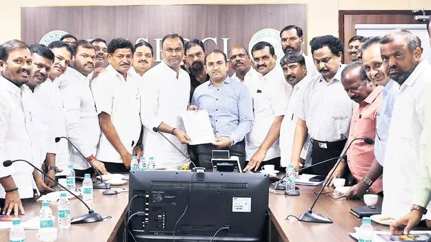 విద్యుత్‌ సమస్యలు పరిష్కరించాలి