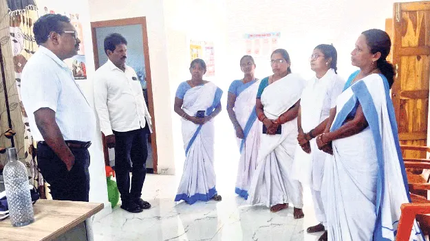 విలేజ్‌ క్లినిక్‌లను తనిఖీ  