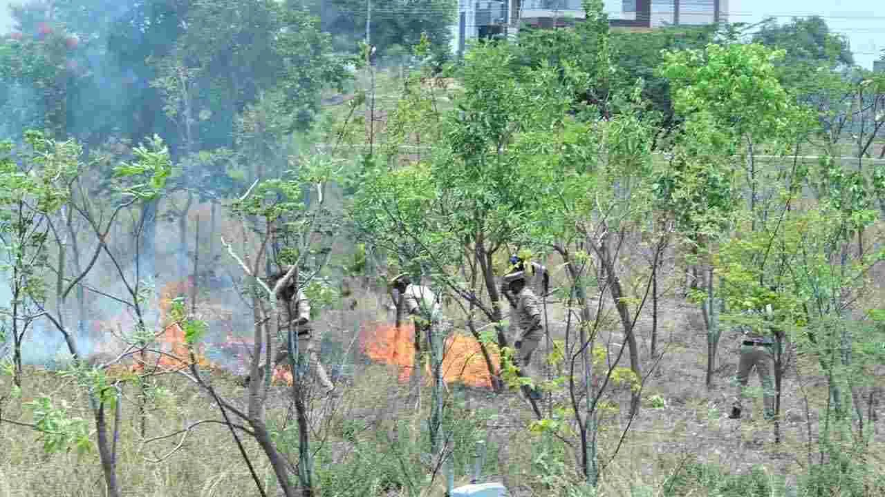 మంత్రి పొంగులేటి శ్రీనివాస్ రెడ్డి హెలికాప్టర్ సమీపంలో మంటలు