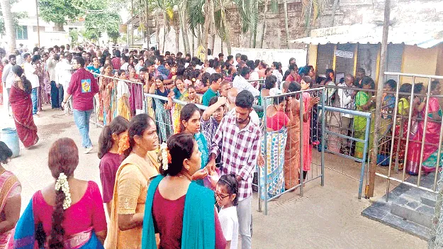 శ్రీకూర్మం క్షేత్రానికి భక్తుల తాకిడి 