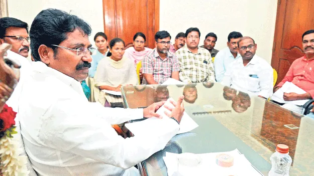 రైతులకు నష్టపరిహారం చెల్లించండి