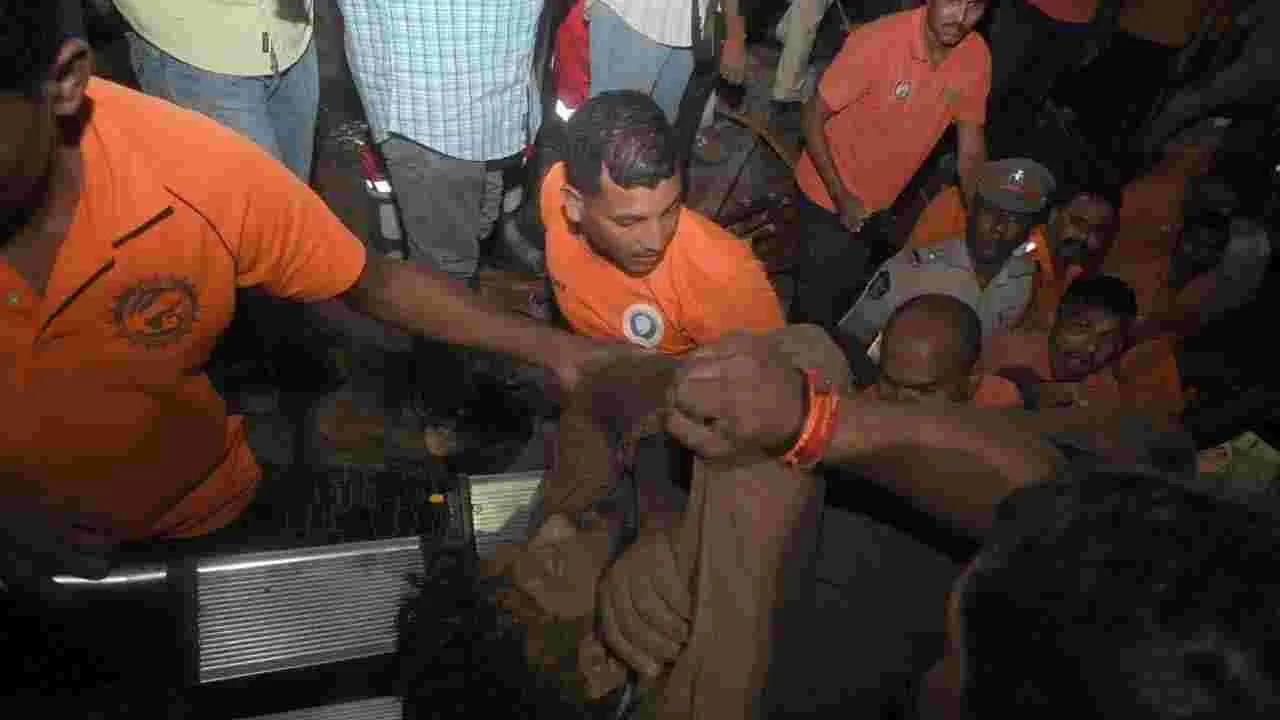 సింహాచలంలో ఘోర ప్రమాదం.. చందనోత్సవం వేళ అప్పన్న సన్నిధిలో అపశృతి..