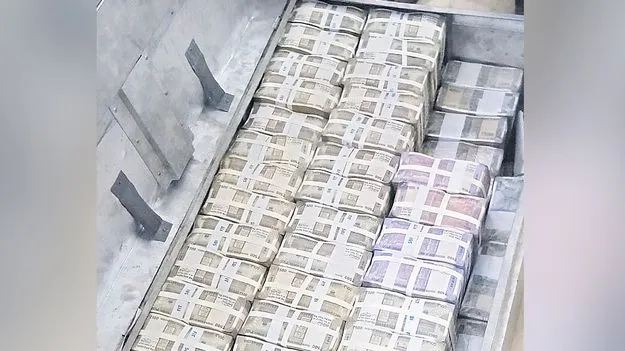 Hyderabad: కరెంటు.. సీసీటీవీలు లేని గోదాంలో 8.5 కోట్లు 