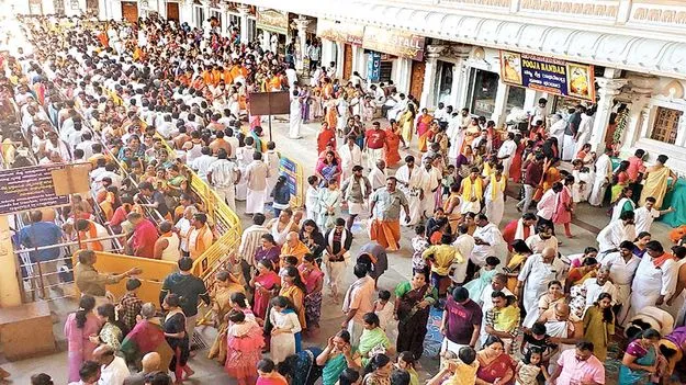 భక్తులతో కిక్కిరిసిన శ్రీమఠం