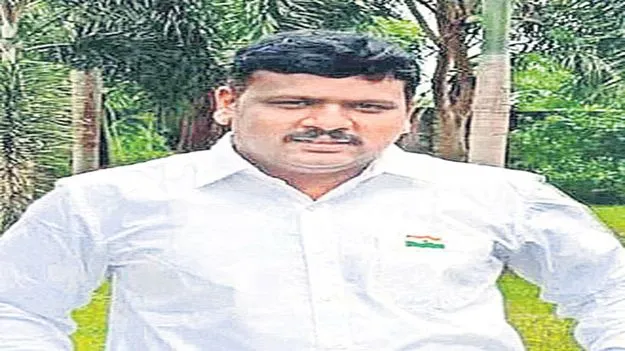 డంపర్ లారీ ఢీకొని ఫార్మా ఉద్యోగి మృతి