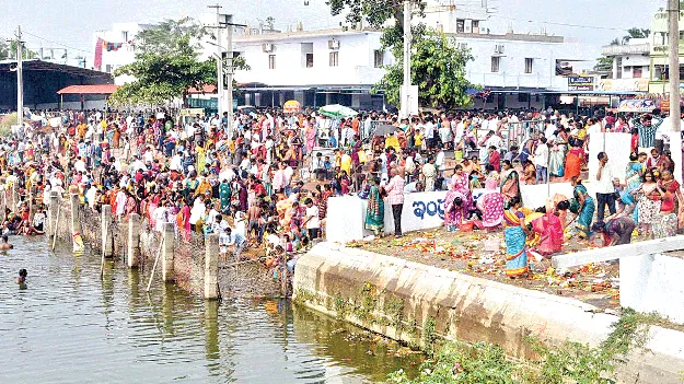 అరసవల్లికి పోటెత్తిన భక్తులు