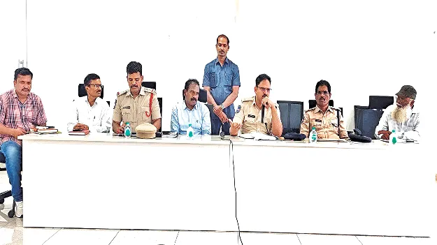 శాంతియుత వాతావరణంలో పండుగలు జరుపుకోవాలి