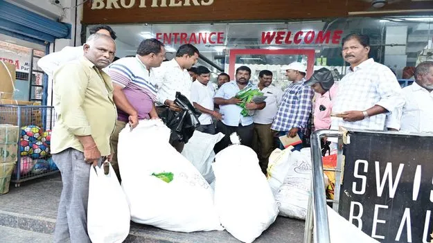 ఒకే దుకాణంలో 183 కిలోల ప్లాస్టిక్‌ బ్యాగ్స్‌