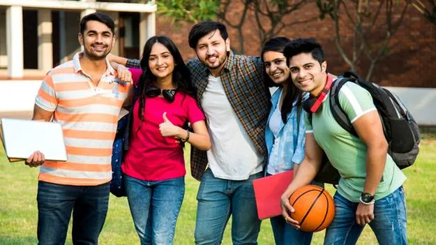 విదేశాలకు వెళ్లే ‘చదువు’ సొమ్ము తగ్గుతోంది!