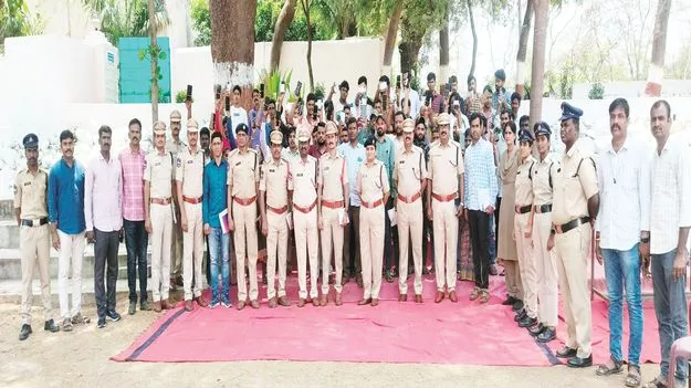 చోరీకి గురైన 100 సెల్ఫోన్లు రికవరీ