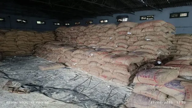 మూడు నెలల బియ్యం   ఒకేసారి పంపిణీ