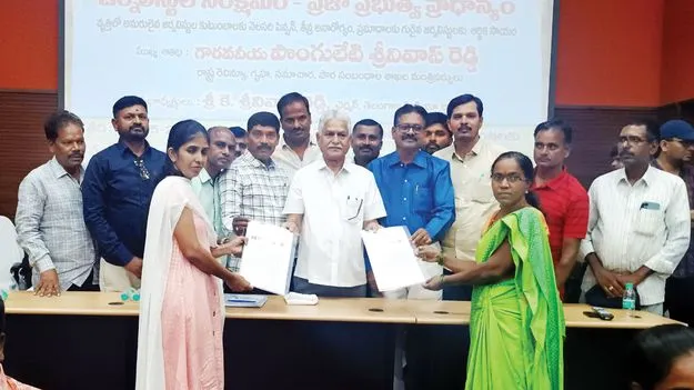 బాధిత కుటుంబాలకు ఆర్థిక సహాయం