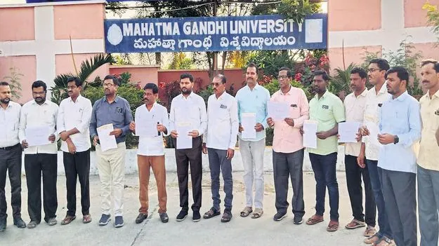బకాయిలు చెల్లించకుంటే పరీక్షలు నిర్వహించలేం