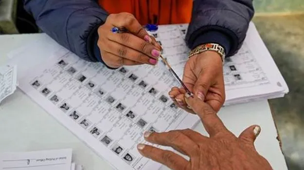 Election Commission: పోలింగ్ స్టేషన్ దాకా మొబైల్ తీసుకెళ్లొచ్చు!