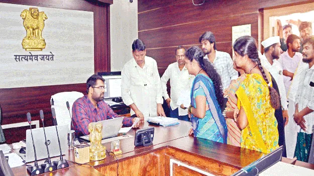 ప్రజా సమస్యలను పరిష్కరించండి : సబ్‌ కలెక్టర్‌