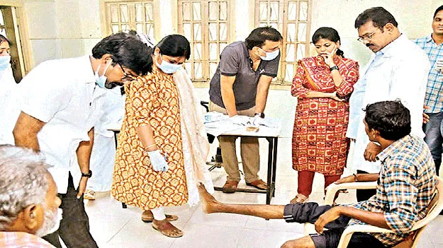 దివ్యాంగుల పాట్లు..