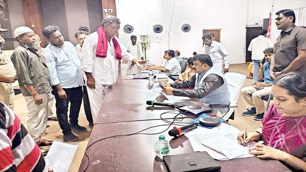 దరఖాస్తులను పరిష్కరించండి : కలెక్టర్‌