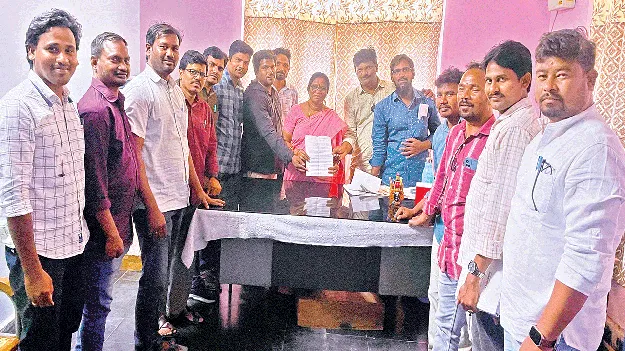 కార్యదర్శులపై చిన్నచూపు తగదు