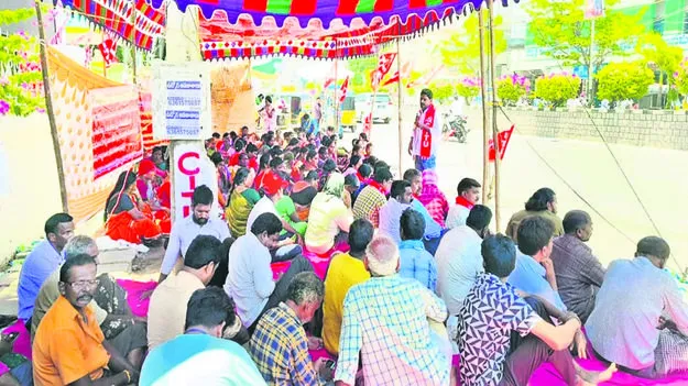 DHARNA: మున్సిపల్‌ కార్మికుల సమస్యలు పరిష్కరించాలి