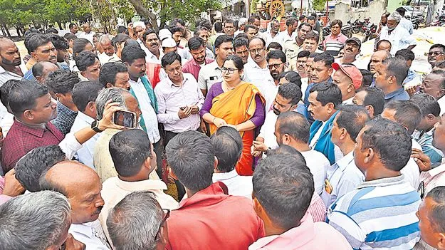 Farmers Protest: తడిసిన ధాన్యం కొనాలని ఆందోళనలు