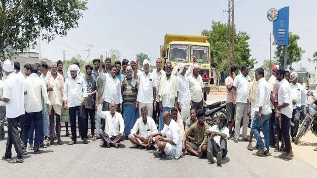ధాన్యం కొనుగోలు చేయాలంటూ   రైతుల రాస్తారోకో 