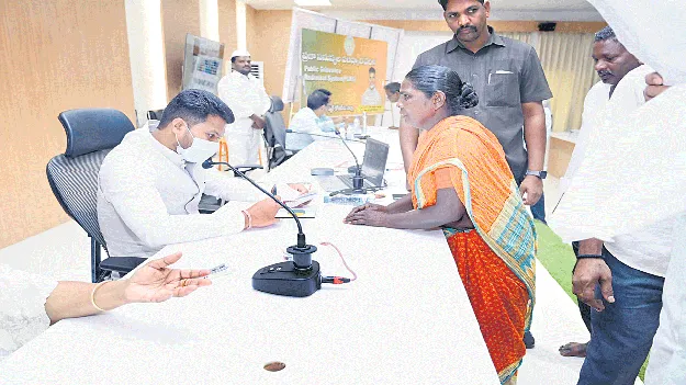 కలెక్టరేట్‌లో 200 అర్జీల స్వీకరణ