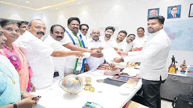 తడిసిన ధాన్యాన్ని ప్రభుత్వమే కొనుగోలు చేయాలి : వైసీపీ