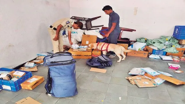 పోలీస్‌ జాగిలంతో ఆకస్మిక తనిఖీలు