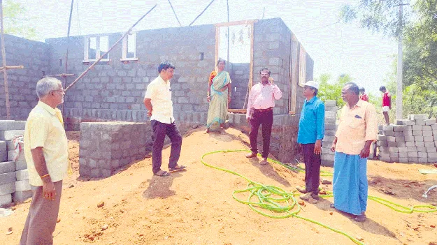 ఇందిరమ్మ ఇళ్లను పరిశీలించిన హౌసింగ్ డీఈ