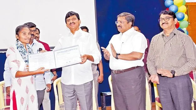 Ponguleti: కేవలం తెలంగాణలోనే పేదోడి ఇంటికి 5 లక్షలు