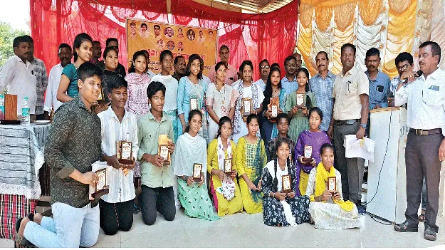 విద్యార్థులు ఉన్నత శిఖరాలు అధిరోహించాలి