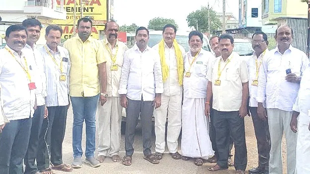 మహానాడుకు తరలివెళ్లిన టీడీపీ నేతలు