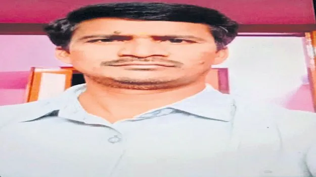 రసాయన విషవాయులు పీల్చి హెల్పర్‌ మృతి