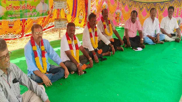 కొనసాగుతున్న ఆర్టీసీ ఉద్యోగుల దీక్షలు