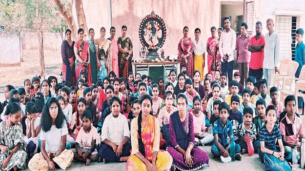 బాల కేంద్రంలో నృత్య దినోత్సవం