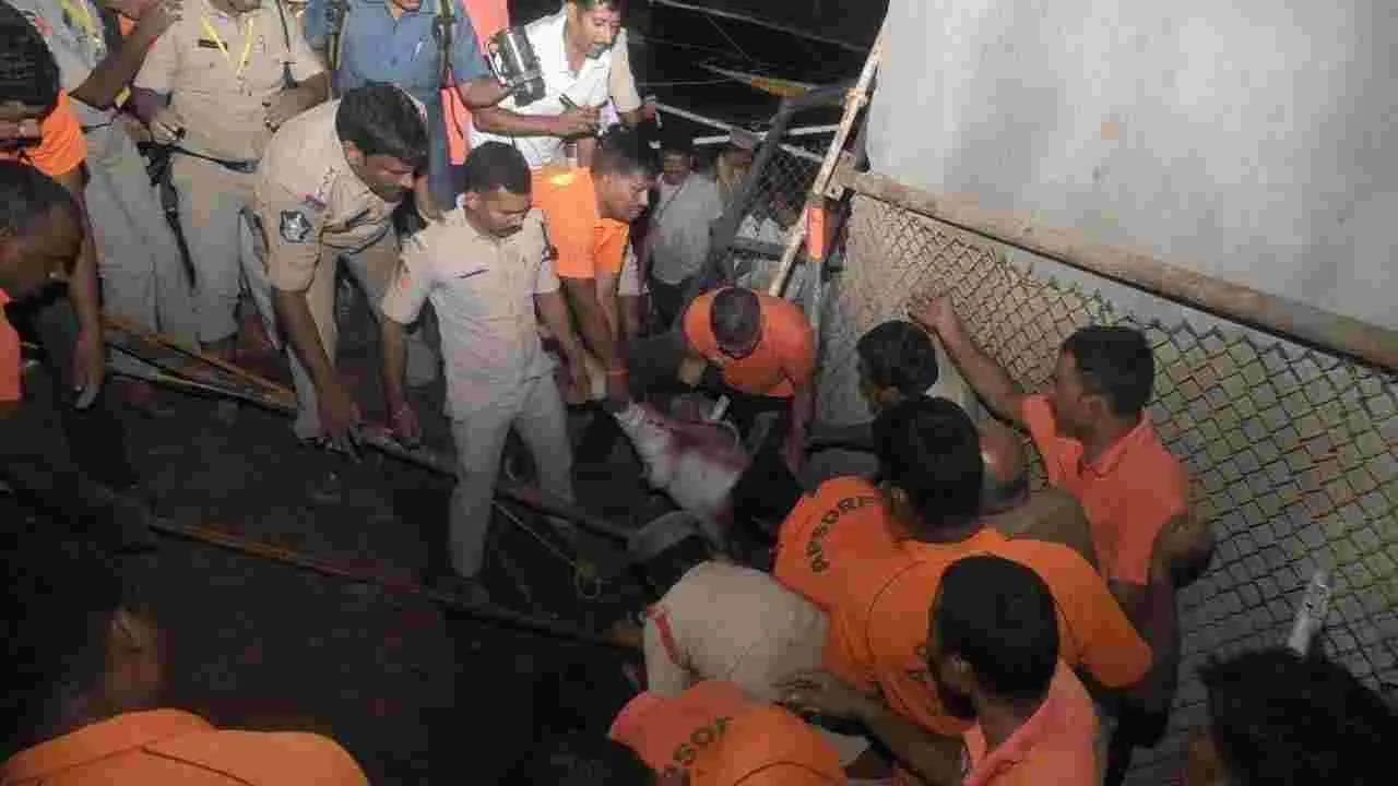 సింహాచలంలో ఘోర ప్రమాదం.. చందనోత్సవం వేళ అప్పన్న సన్నిధిలో అపశృతి..