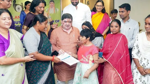 Seethakka: 2204 మంది అనాథ పిల్లలకు ఆరోగ్యశ్రీ కార్డులు