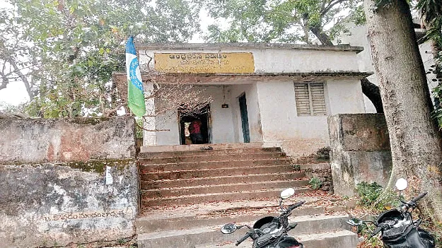 veterinary medicine: సిబ్బంది లేక.. వైద్యం అందక