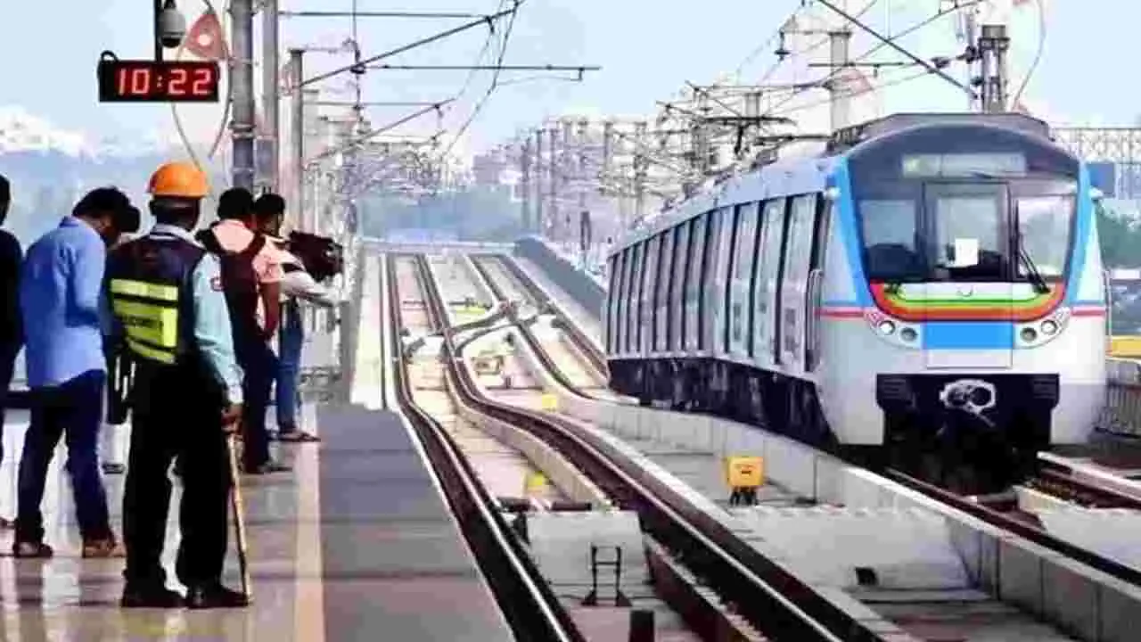 Hyderabad: మెట్రో టికెట్‌ ధరల పెంపును వెనక్కు తీసుకోవాలి