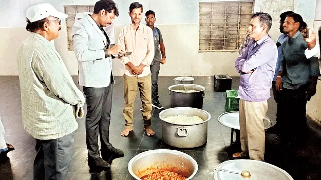 ఆలూరులో ఫుడ్ కమిషన్ చైర్మన్ తనిఖీలు