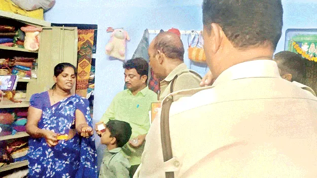 తాళం వేసిన ఇంట్లో చోరీ 