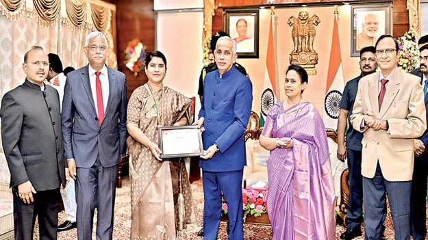 కలెక్టర్‌కు ‘రెడ్‌క్రాస్‌’ అవార్డు