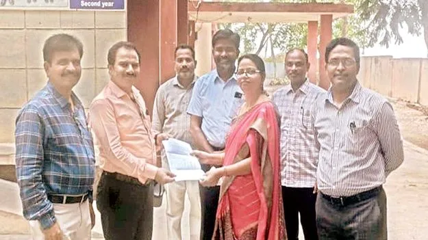 డీఈవోకు విద్యార్థుల జాబితా