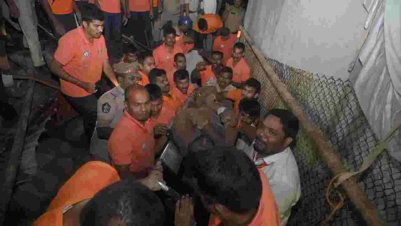 సింహాచలంలో ఘోర ప్రమాదం.. చందనోత్సవం వేళ అప్పన్న సన్నిధిలో అపశృతి..