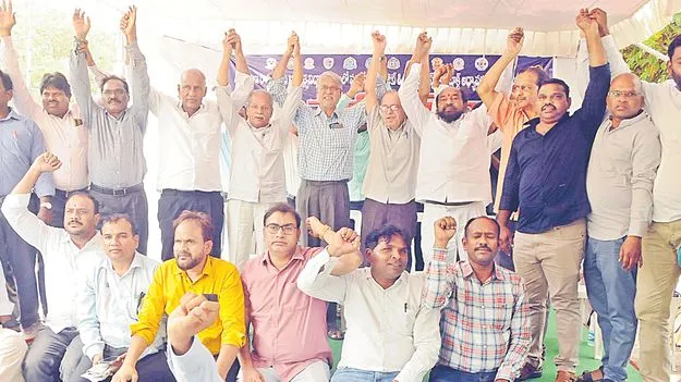 కాంట్రాక్టు అధ్యాపకులను క్రమబద్ధీకరించాలి