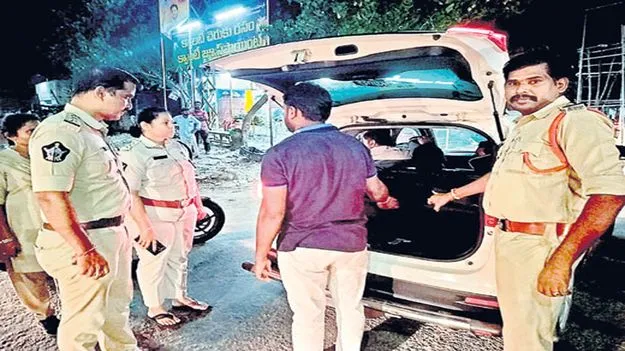 పోలీసులు విస్తృత తనిఖీలు
