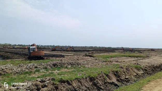 చెరువులను చెరపట్టి..